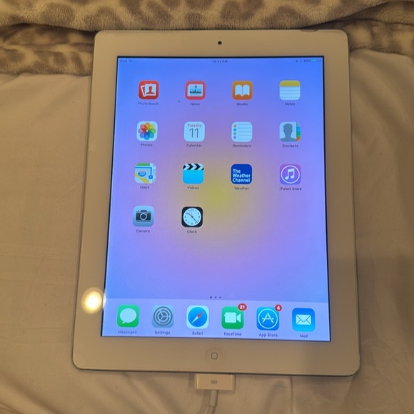 Apple IPad 2 with Charger - Picture 7 of 7